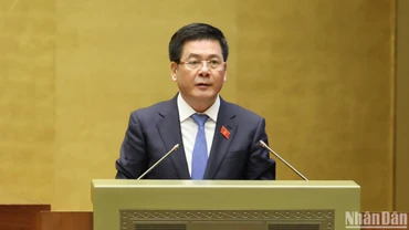 Bộ trưởng Công thương Nguyễn Hồng Diên trình bày Báo cáo thuyết minh về văn kiện gia nhập CPTPP của Liên hiệp Vương quốc Anh và Bắc Ireland. (Ảnh: DUY LINH)