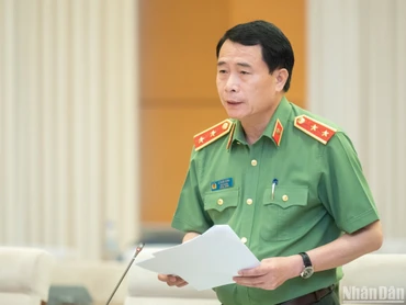 Thứ trưởng Công an Lê Quốc Hùng phát biểu ý kiến tại phiên họp của Ủy ban Thường vụ Quốc hội chiều 10/4. (Ảnh: DUY LINH)