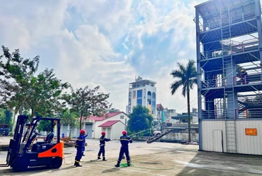 Thao diễn kỹ năng chữa cháy, cứu nạn cứu hộ trong khuôn khổ Lễ khởi động Dự án.