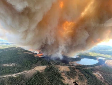 Cột khói bốc lên từ một đám cháy rừng ở tỉnh Alberta, Canada ngày 4/5/2023. (Ảnh: Reuters)
