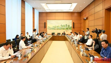 Quang cảnh thảo luận ở Tổ 12 sáng 2/11. (Ảnh: DUY LINH)