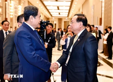 Chủ tịch Quốc hội Trần Thanh Mẫn gặp song phương Chủ nhiệm Ủy ban Đối ngoại Quốc hội Lào Sanya Praseuth. (Ảnh: TTXVN)