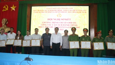 Các cá nhân có thành tích xuất sắc trong thực hiện chuyển đổi số nhận Bằng khen của Ủy ban nhân dân tỉnh Trà Vinh.