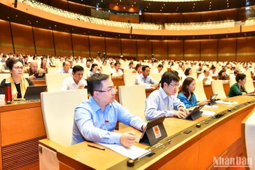 Các đại biểu dự phiên thảo luận ở hội trường chiều 25/5. (Ảnh: ĐĂNG KHOA)
