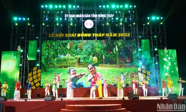 Một tiết mục biểu diễn trong đêm khai mạc. (Ảnh: HỮU NGHĨA)