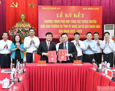 Tổng Biên tập Báo Nhân Dân Lê Quốc Minh và Bí thư Tỉnh ủy Nghệ An Thái Thanh Quý ký kết chương trình phối hợp công tác tuyên truyền giai đoạn 2023-2025. 