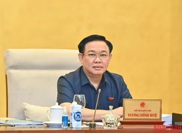 Chủ tịch Quốc hội Vương Đình Huệ phát biểu ý kiến tại phiên họp.
