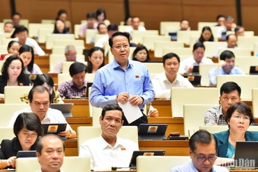Đại biểu Quốc hội tham gia thảo luận ở hội trường tại Kỳ họp thứ 6, Quốc hội khóa XV. (Ảnh: THỦY NGUYÊN)