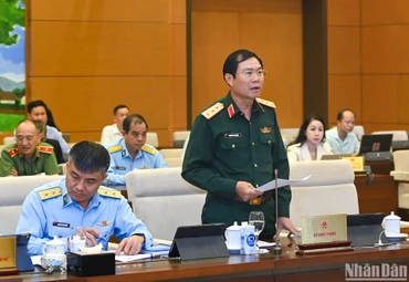 Thượng tướng Nguyễn Tân Cương, Tổng Tham mưu trưởng Quân đội nhân dân Việt Nam, Thứ trưởng Quốc phòng trình bày Tờ trình về dự án Luật Phòng không nhân dân. (Ảnh: DUY LINH)