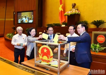 Các đồng chí Lãnh đạo Đảng, Nhà nước bỏ phiếu trong phiên họp về công tác nhân sự chiều 22/5. (Ảnh: THỦY NGUYÊN) 