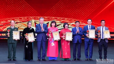 Đồng chí Tổng Bí thư Tô Lâm và đồng chí Trần Cẩm Tú, Ủy viên Bộ Chính trị, Thường trực Ban Bí thư, Chủ nhiệm Ủy ban Kiểm tra Trung ương trao giải A cho các tác giả, đại diện nhóm tác giả. (Ảnh: THÀNH ĐẠT)