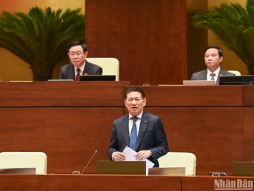 Bộ trưởng Tài chính Hồ Đức Phớc trả lời chất vấn của đại biểu Quốc hội tại Phiên họp thứ 31 của Ủy ban Thường vụ Quốc hội sáng 18/3. (Ảnh: DUY LINH)