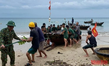 Bộ đội Biên phòng giúp người dân đưa tàu thuyền vào bờ tránh bão.