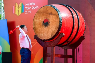Đồng chí Nguyễn Trọng Nghĩa, Bí thư Trung ương Đảng, Trưởng Ban Tuyên giáo Trung ương đánh trống khai mạc Hội Báo toàn quốc 2024.