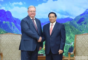 Thủ tướng Phạm Minh Chính tiếp Chủ tịch Hội Luật gia Liên bang Nga Sergey Stepashin, nguyên Thủ tướng Chính phủ Liên bang Nga. (Ảnh: TRẦN HẢI)