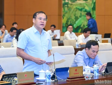 Thứ trưởng Công an Nguyễn Văn Long trình bày tờ trình về dự án Luật Phòng cháy, chữa cháy và cứu nạn, cứu hộ. (Ảnh: DUY LINH)