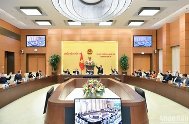Ủy ban Thường vụ Quốc hội biểu quyết thông qua đề nghị bổ sung một số dự án luật vào Chương trình xây dựng luật, pháp lệnh năm 2024, với tỷ lệ tán thành 100%. (Ảnh: DUY LINH)