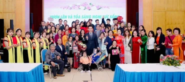 Các đại biểu dự chương trình chụp ảnh lưu niệm.