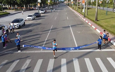 Một hội viên Hội Liên hiệp Thanh niên tỉnh Hà Tĩnh về đích trong phần chạy hưởng ứng chặng 7 chương trình “Những bước chân vì cộng đồng”.