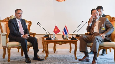 Đại sứ Phan Chí Thành trao đổi với Chủ tịch Thượng viện Thái Lan Pornpetch Wichitcholchai.
