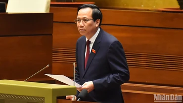 Bộ trưởng Lao động - Thương binh và Xã hội Đào Ngọc Dung trình bày tờ trình về dự án Luật Việc làm (sửa đổi). (Ảnh: THỦY NGUYÊN)