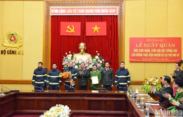 Bộ trưởng Công an Tô Lâm trao Quyết định cử đoàn công tác thực hiện nghĩa vụ quốc tế tại Thổ Nhĩ Kỳ. (Ảnh: THÀNH ĐẠT)
