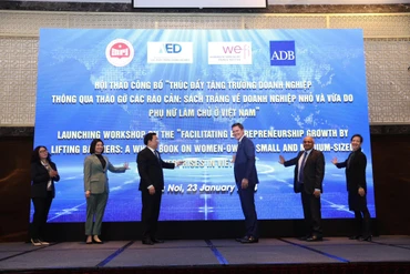 Các đại biểu thực hiện nghi thức công bố Sách Trắng về doanh nghiệp nhỏ và vừa do phụ nữ làm chủ ở Việt Nam.
