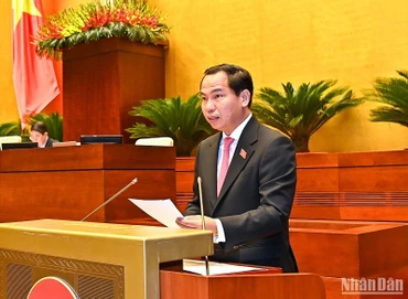 Chủ nhiệm Ủy ban Tài chính-Ngân sách của Quốc hội Lê Quang Mạnh trình bày báo cáo thẩm tra trong phiên họp sáng 26/5. (Ảnh: DUY LINH)