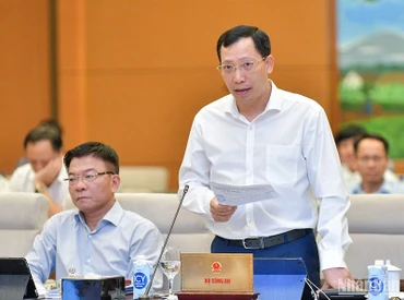 Thứ trưởng Công an Lê Văn Tuyến phát biểu ý kiến tại phiên họp Ủy ban Thường vụ Quốc hội sáng 13/9. (Ảnh: DUY LINH)
