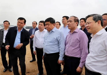 Bộ trưởng Kế hoạch và Đầu tư Nguyễn Chí Dũng cùng lãnh đạo tỉnh Tuyên Quang và Hà Giang kiểm tra tiến độ dự án cao tốc Tuyên Quang-Hà Giang (giai đoạn 1), đoạn qua Tuyên Quang.