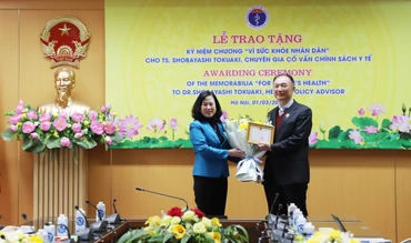 Bộ trưởng Y tế Đào Hồng Lan trao Kỷ niệm chương "Vì sức khỏe nhân dân" cho Tiến sĩ Shobayashi Tokuaki.
