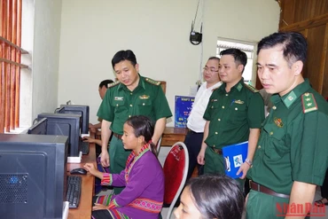 Các em học sinh truy cập Internet tại nhà thiện nguyện.