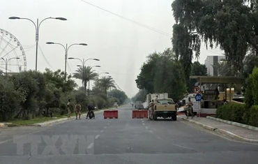 Lực lượng an ninh Iraq gác gần vùng Xanh ở thủ đô Baghdad ngày 31/10/2021. (Ảnh: AFP/TTXVN) 
