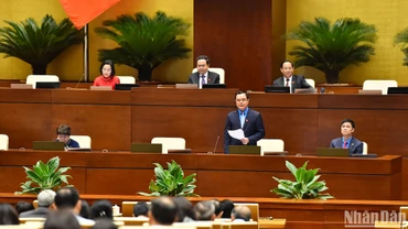 Chủ tịch Tổng Liên đoàn Lao động Việt Nam Nguyễn Đình Khang giải trình, làm rõ một số vấn đề đại biểu Quốc hội nêu. (Ảnh: THỦY NGUYÊN)
