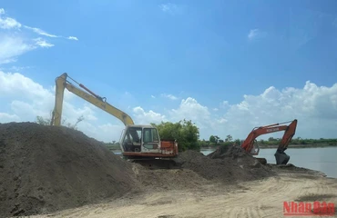 Bến bãi kinh doanh vật liệu xây dựng ở thị trấn Ninh Giang vẫn hoạt động trong mùa mưa lũ trái với quy định.