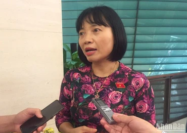 Đại biểu Quốc hội Nguyễn Thị Việt Nga chia sẻ bên hành lang Quốc hội về phiên chất vấn nhóm vấn đề thuộc lĩnh vực khoa học và công nghệ. (Ảnh: VĂN TOẢN)