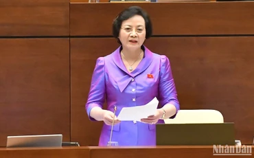 Bộ trưởng Nội vụ Phạm Thị Thanh Trà giải trình, làm rõ nội dung đại biểu Quốc hội nêu trong phiên thảo luận ở hội trường sáng 24/5. (Ảnh: ĐĂNG KHOA)