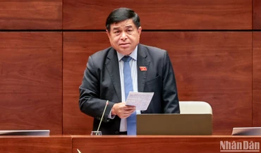 Bộ trưởng Kế hoạch và Đầu tư Nguyễn Chí Dũng phát biểu giải trình, làm rõ một số vấn đề đại biểu Quốc hội nêu trong phiên thảo luận chiều 25/5. (Ảnh: DUY LINH)