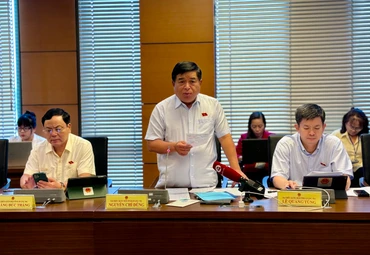Bộ trưởng Kế hoạch và Đầu tư Nguyễn Chí Dũng phát biểu ý kiến trong phiên thảo luận tại tổ về tình hình kinh tế-xã hội sáng 23/5.