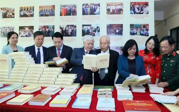 Các đồng chí Lãnh đạo Đảng, Nhà nước, đại diện các bộ, ban, ngành, đoàn thể tham quan khu trưng bày cuốn sách bên lề buổi lễ ra mắt ngày 18/11. 