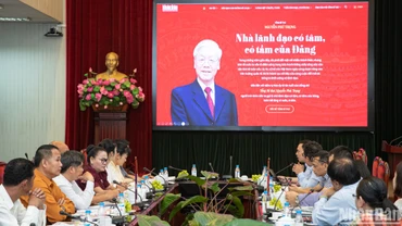 Đoàn cán bộ quản lý báo chí Lào thăm và làm việc tại Báo Nhân Dân