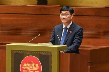 Chủ nhiệm Ủy ban Kinh tế Vũ Hồng Thanh báo cáo tóm tắt một số vấn đề lớn còn ý kiến khác nhau về dự án Luật Kinh doanh bất động sản (sửa đổi). (Ảnh: DUY LINH)