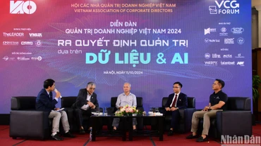 Quang cảnh phiên tọa đàm tại Diễn đàn Quản trị doanh nghiệp Việt Nam 2024 sáng 11/10. 