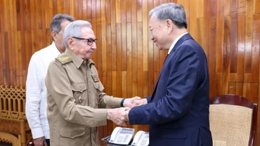 Tổng Bí thư, Chủ tịch nước Tô Lâm gặp Lãnh tụ Cách mạng Cuba, Đại tướng Raúl Castro Ruz. 