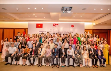Học viên JDS chụp ảnh lưu niệm cùng các đại biểu/khách mời tại Lễ chia tay học viên JDS 2022.