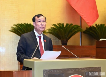 Chủ nhiệm Ủy ban Quốc phòng và An ninh của Quốc hội Lê Tấn Tới báo cáo giải trình, tiếp thu, chỉnh lý dự thảo Luật Căn cước. (Ảnh: DUY LINH)