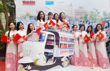 Các đảng viên thuộc Chi bộ Trường Mẫu giáo mầm non A (quận Hoàn Kiếm, Hà Nội) tham gia buổi sinh hoạt chi bộ đặc biệt tại Triển lãm tương tác của Báo Nhân Dân. 