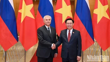 Chủ tịch Quốc hội Vương Đình Huệ và Chủ tịch Duma Quốc gia Quốc hội Liên bang Nga Vyacheslav Viktorovich Volodin tại lễ đón. (Ảnh: DUY LINH)