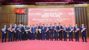 Các đồng chí lãnh đạo Tỉnh ủy, HĐND, UBND, Ủy ban Mặt trận Tổ quốc Việt Nam tỉnh Điện Biên tặng hoa chúc mừng các nhân sự được điều động, bổ nhiệm.