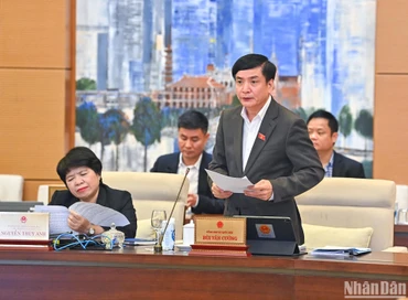 Tổng Thư ký Quốc hội, Chủ nhiệm Văn phòng Quốc hội Bùi Văn Cường trình bày dự kiến Chương trình giám sát năm 2024 của Quốc hội, Ủy ban Thường vụ Quốc hội. (Ảnh: DUY LINH)